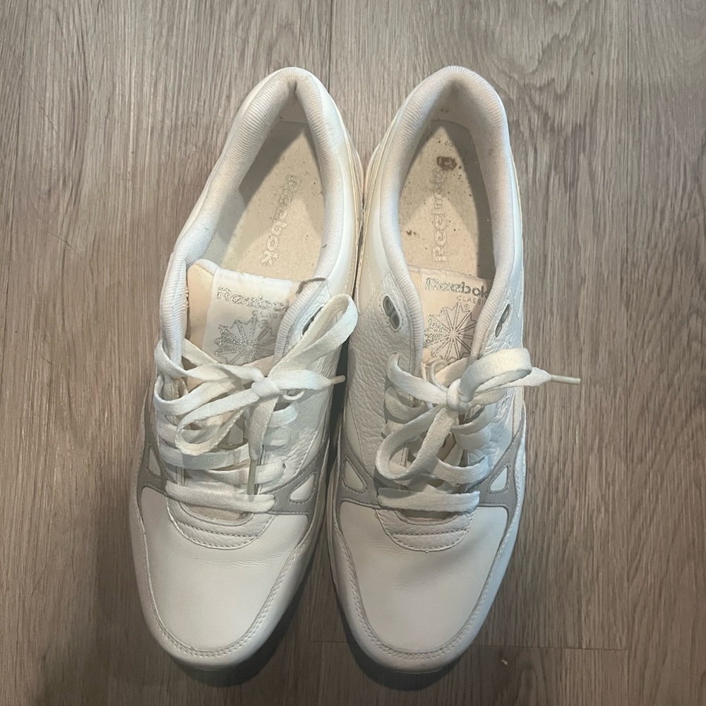 Reebok men’s Shoes in white and grey🤙